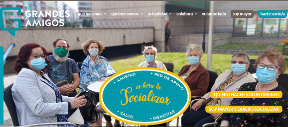 web Grandes Amigos, con mayores y personal con mascarillas, en el día de los abuelos