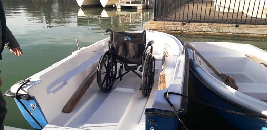 Barcas del Retiro y una con una silla de ruedas dentro