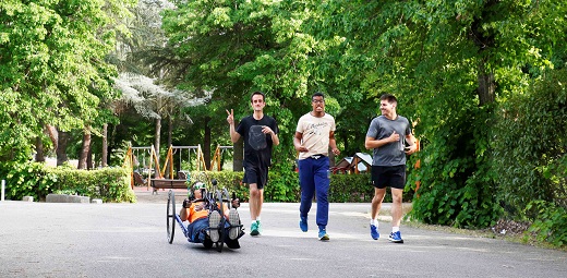 personas con y sin discapacidad corriendo por un parque y disfrutando los beneficios del deporte