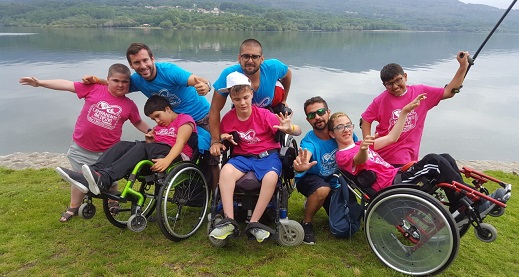 momento de diversión de niños y monitores en los campamentos inclusivos