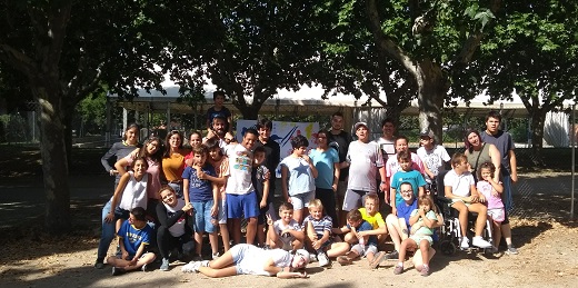 jóvenes y niños disfrutando de campamentos urbanos de verano