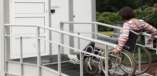 Imagen de una mujer en silla de ruedas - Capital europea de la accesibilidad 2020