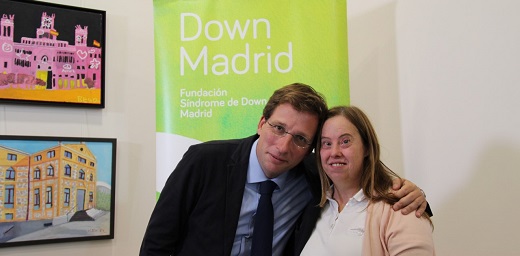 alcalde de Madrid con mujer con síndrome de down en el acto de la cápsula del tiempo