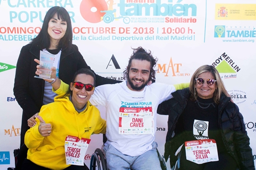 Fotografía de algunos participantes en silla de ruedas en la carrera Madrid también solidario junto con Irene Villa y Teresa Perales