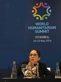 Catalina Devandas en una conferencia humanitaria