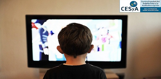 Un niño viendo un programa en una televisión. CESyA