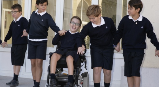 Niños con y sin discapacidad jugando en recreo inclusivo, tema del concurso escolar