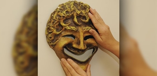 Máscara de teatro griego en las Conferencias del Museo Tiflológico