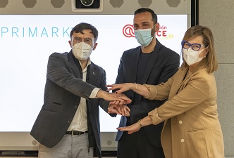 Momento de la firma del convenio entre Fundación ONCE y Primark, con Alberto Durán, Carlos Inacio y Juana Rodero