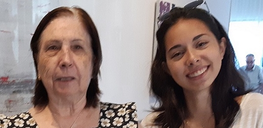 Ana posando con su abuela María, la protagonista del corto "María"