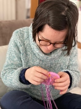 Cova realizando pulseras, una de las actividades propuestas por Down Madrid durante el confinamiento