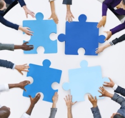personas uniendo piezas de un puzzle, en crowfunding la financiación es colaborativa