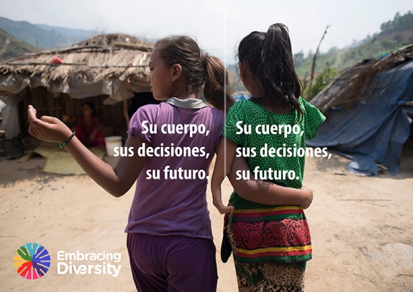 dos niñas de espaldas, banner sobre derechos de la mujer