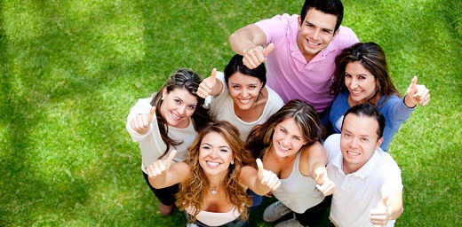 grupo de posibles personas para el curso en un jardín y haciendo señal de okey