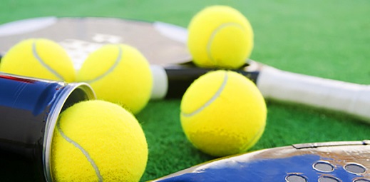 Pelotas y raquetas de tenis