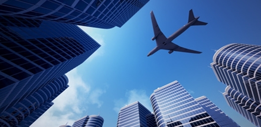 Imagen de un avión sobrevolando destinos turísticos accesibles