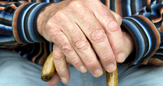 manos persona mayor con garrota, día de los abuelos