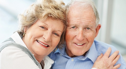 pareja de personas mayores sonriendo y abrazadas