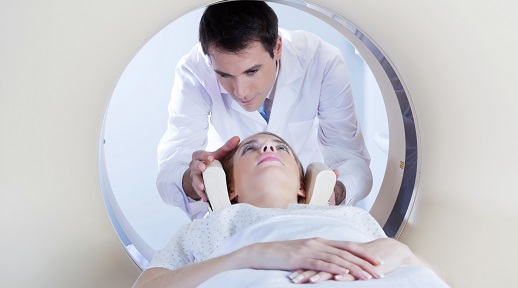 paciente y sanitario realizando realizando escáner del cerebro