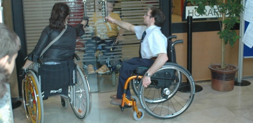 día internacional de personas con discapacidad, personas en silla de ruedas abriendo puertas