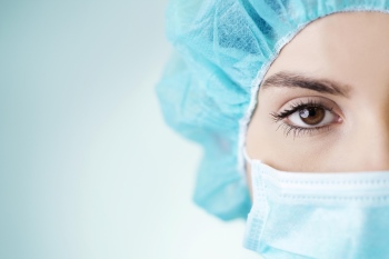 día mundial del cerebro cirujana con gorro y mascarilla