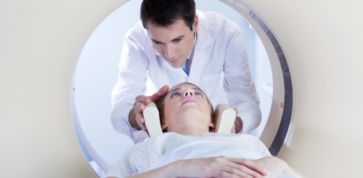 especialista en radiología realizando una resonancia a una mujer por el día mundial del cerebro