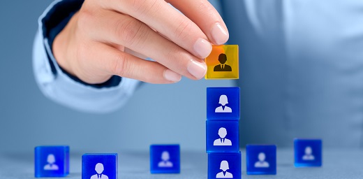 Persona colocando piezas con siluetas de personas, organización de diagnóstico psiquiátrico
