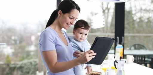 Mama con su hijo mirando la tablet, diarrea infantil