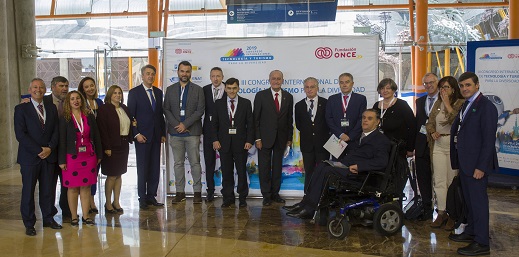 grupo de personas asistentes al Congreso junto a Alberto Durán y otros responsables de Fundación ONCE