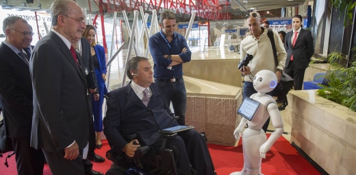 Discapacidad y Accesibilidad en el Congreso, robot Paca con asistentes al congreso