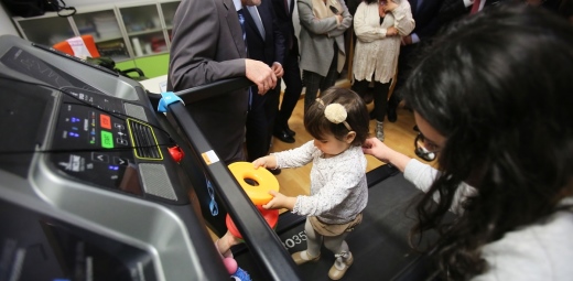 Fundación Solidaridad Carrefour dona equipamiento y es probado por niña de APSA