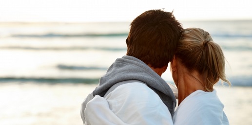 Pareja mirando a la playa, formarse en educación sexual es bueno para un buen desarrollo sexual