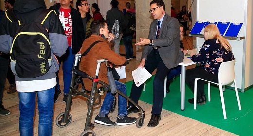 omento de la feria con personas consultando y viendo empresas buscan talento
