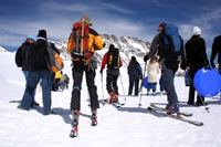 esquiadores en ruta por la nieve