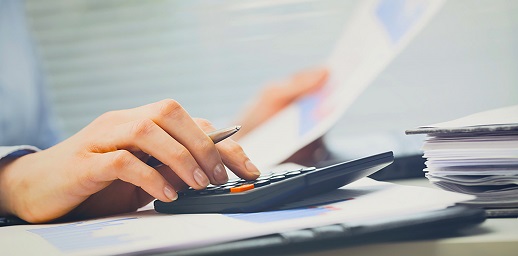 mano con la calculadora haciendo estimación de gastos