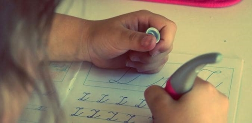 Alumna con discapacidad intelectual escribiendo. Falta de apoyos educativos.