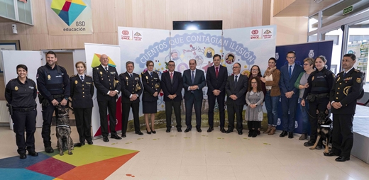 Presentación del cuento Pablo García Policía con el director general de la policía, de Fundación ONCE y sus autoras