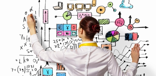 mujer realizando cuentas en pizarra y dibujos para analizar la financiación
