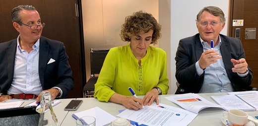 Dolors Montserrat firma documento EDP