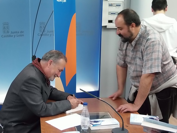 El autor firmando ejemplares junto a uno de los asistentes a la presentación