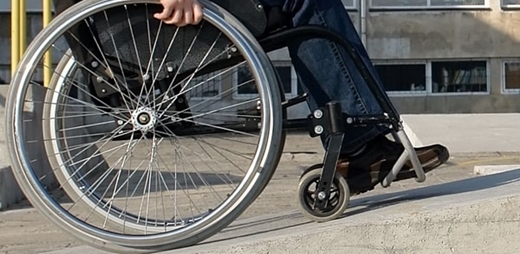 Persona llevando una silla de ruedas - Foro CEDDD dependencia y discapacidad