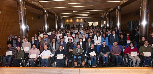 Foto familia entregra de becas 2019