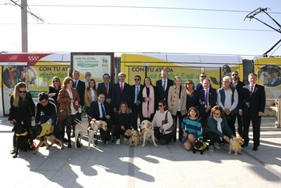 Participantes del convoy con Metro Ligero Oeste con sus perros guía