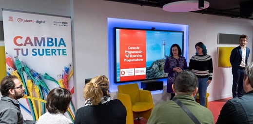 Responsables de Fundación Vodafone y Fundación ONCE en uno de los cursos