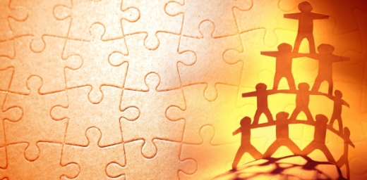 puzzle y siluetas de personas en pirámide, trabajar juntos clave para garantizar derechos