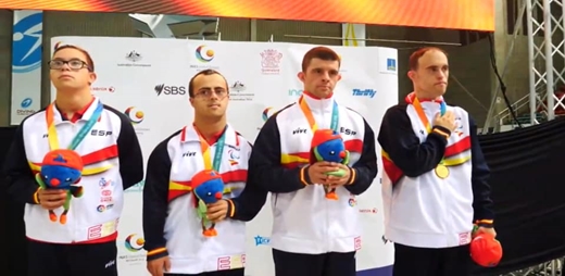 Deportistas galardonado en los Global Games de Brisbane posando con sus medallas