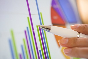 gráficos de seguimiento y persona con boli apuntando