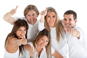 Grupo de personas alegres y levantando la mano con el signo de la victoria sonriendo como marca la guía de pensamiento positivo