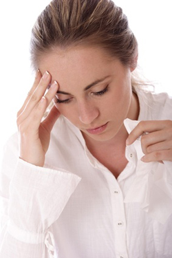 mujer con dolor de cabeza de la guía del dolor de cabeza