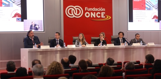 participantes en la presentación de la guía para ayudar a comunidades de vecinos